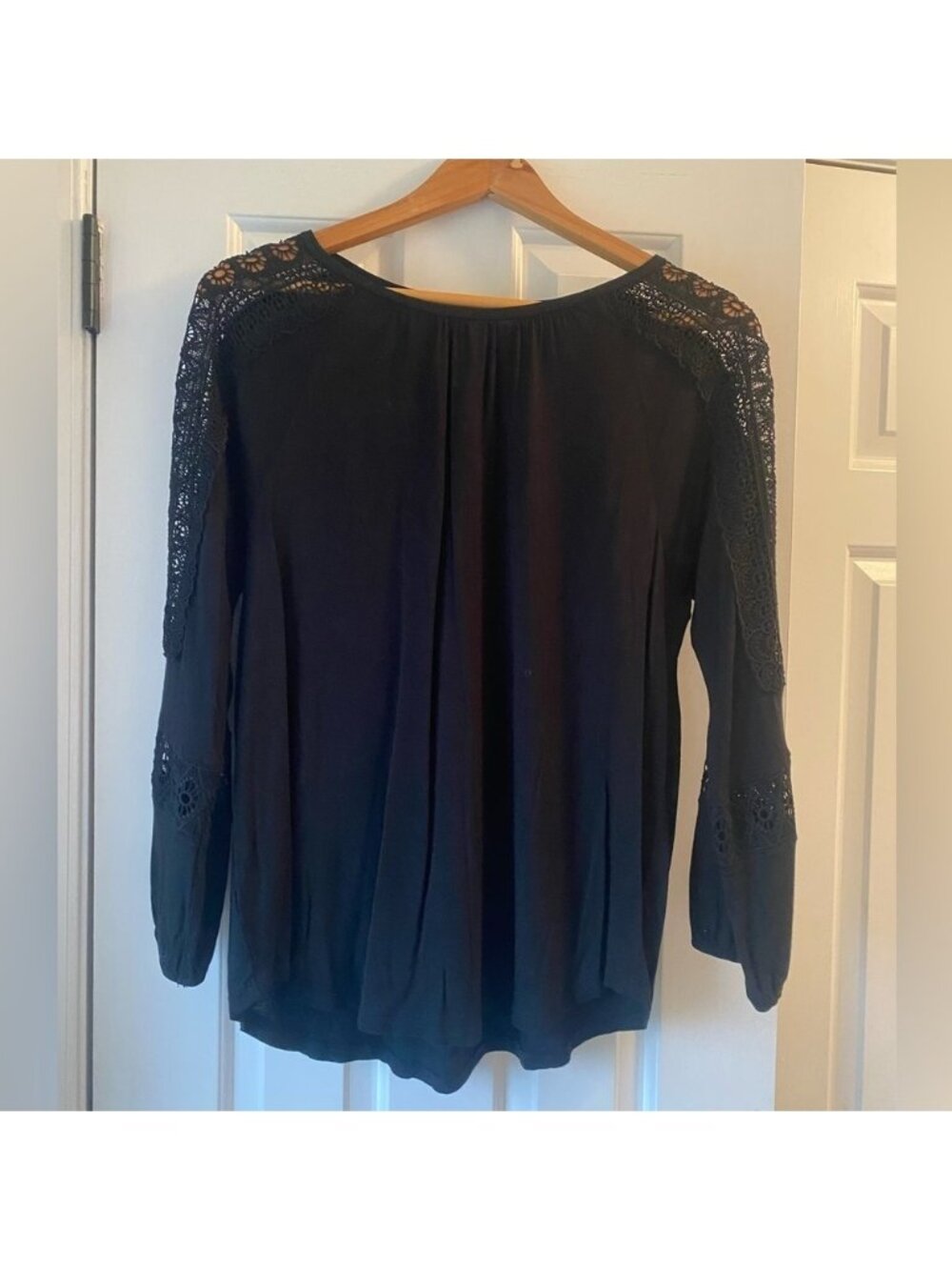 Loft Women’s Mixed Media Long Sleeve Lace Embellished Top. Size M